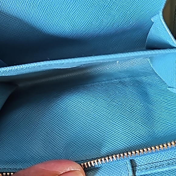 Prada zippy wallet, comes with the prada card - Picture 4 of 9